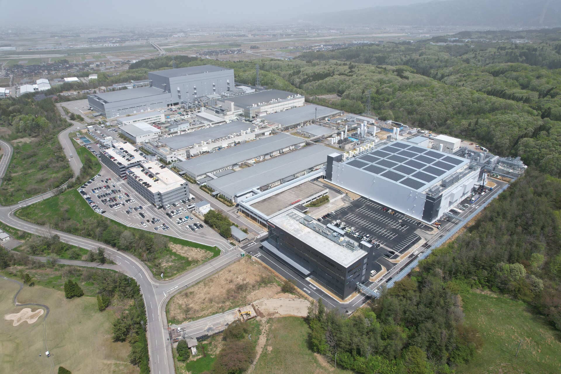 Toshiba completes new 300-millimeter wafer fab facility for power semiconductors.